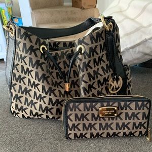 Michael Kors puede and matching wallet